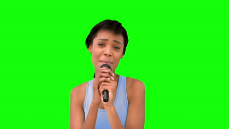 modelo atractivo cantando en el micrófono
