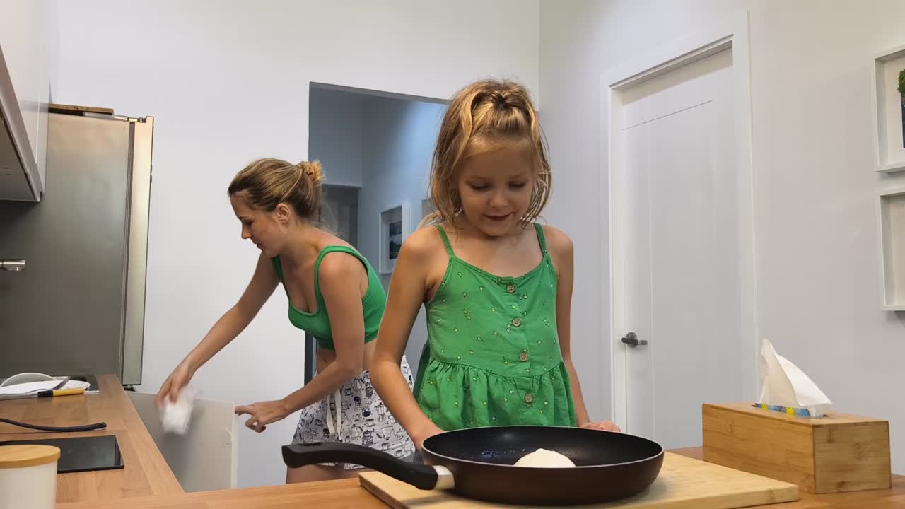 Mutter und Tochter kochen zusammen in der Küche