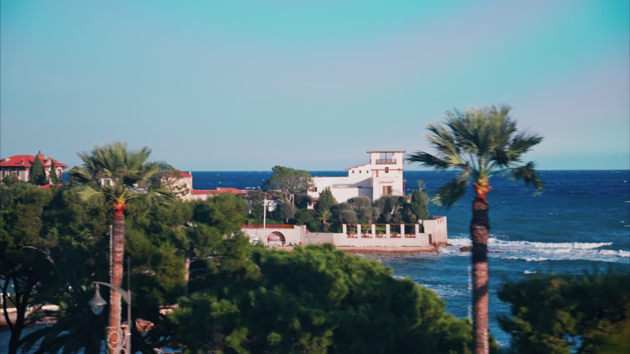 Vista panorâmica dos edifícios e árvores em Golfe-Juan, França, na costa