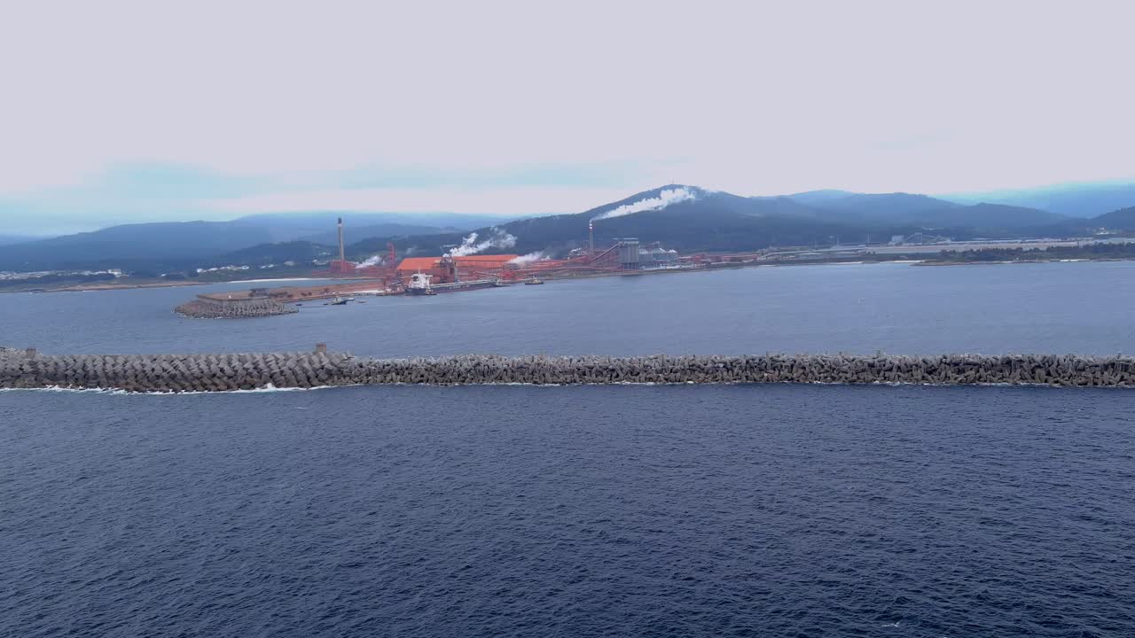 дрон был застрелен над большим кораблем, разгружающим сырье в порту завода по производству алюминия в сан-циприане, моранс, хове, луго, галиция, испания