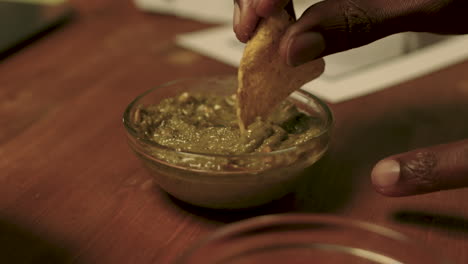 hombre comiendo tortillas