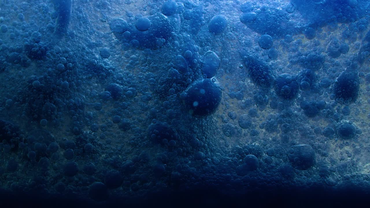 파란색 배경, 다양한 공기 거품의 매크로, 느린 모션