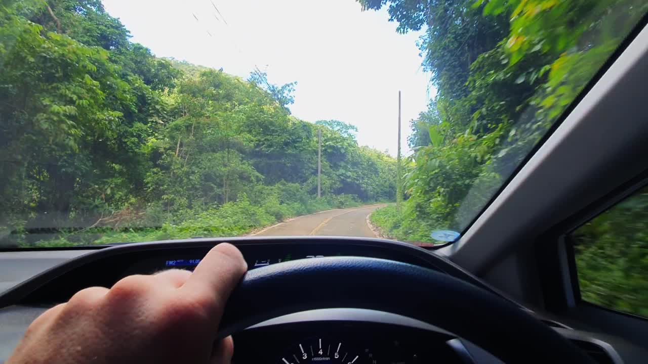 pov: 코 창 섬, 태국, 아시아의 시골 정글 도로에서 차를 운전하다