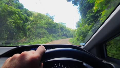pov: conducir un automóvil en un camino rural de la jungla en la isla de koh chang, tailandia, asia
