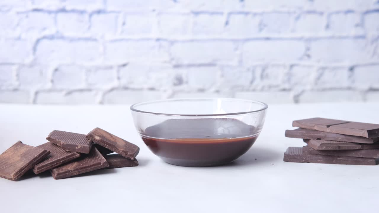 초콜릿 바와 함께 유리 그에 녹은 초콜릿