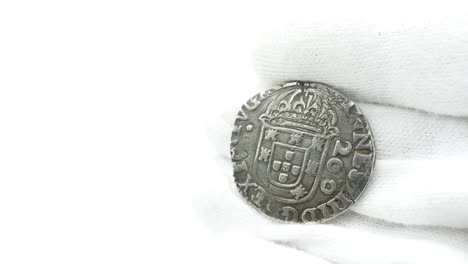 Numismatiker-In-Weißen-Handschuhen-Betrachtet-Alte-Münze-37