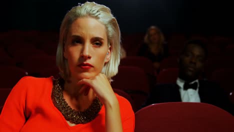 mujer aburrida viendo viendo película 4k