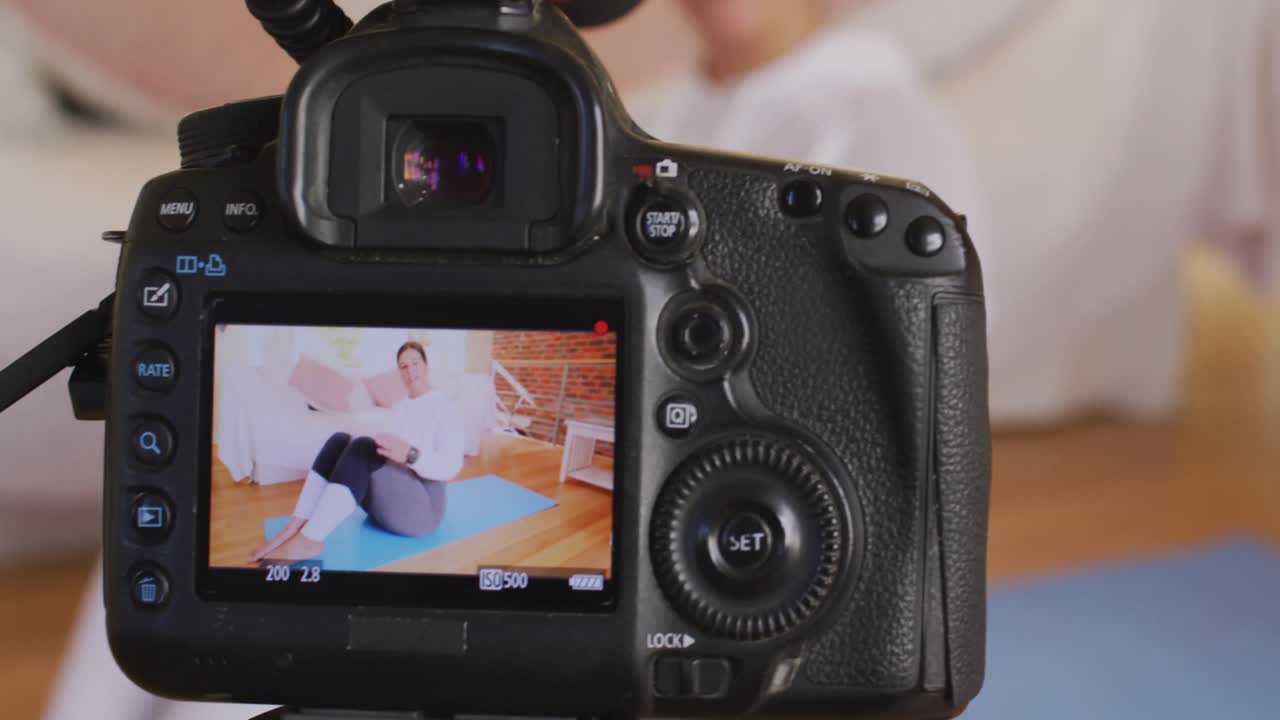 Kaukasisk kvindelig blogger laver en video derhjemme.