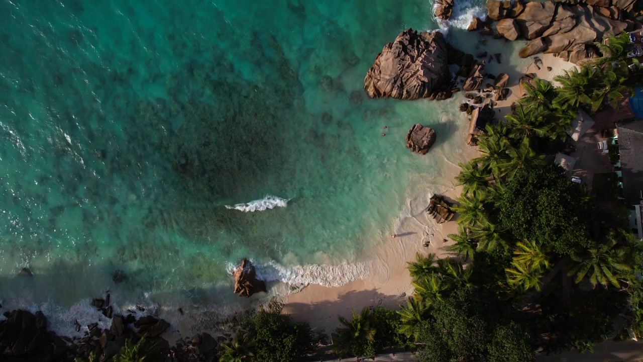 Spiaggia di Anse Patates sull'isola di La Digue alle Seychelles. Vista aerea dall'alto