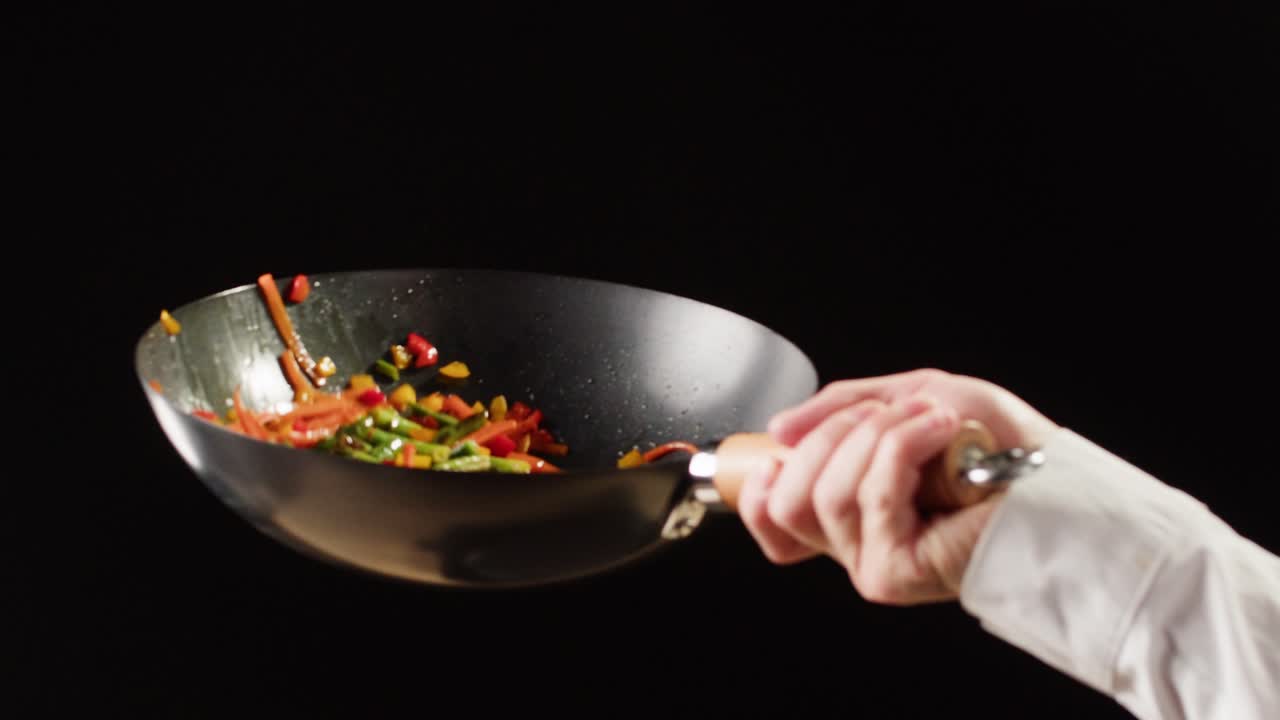 freír verduras en un wok