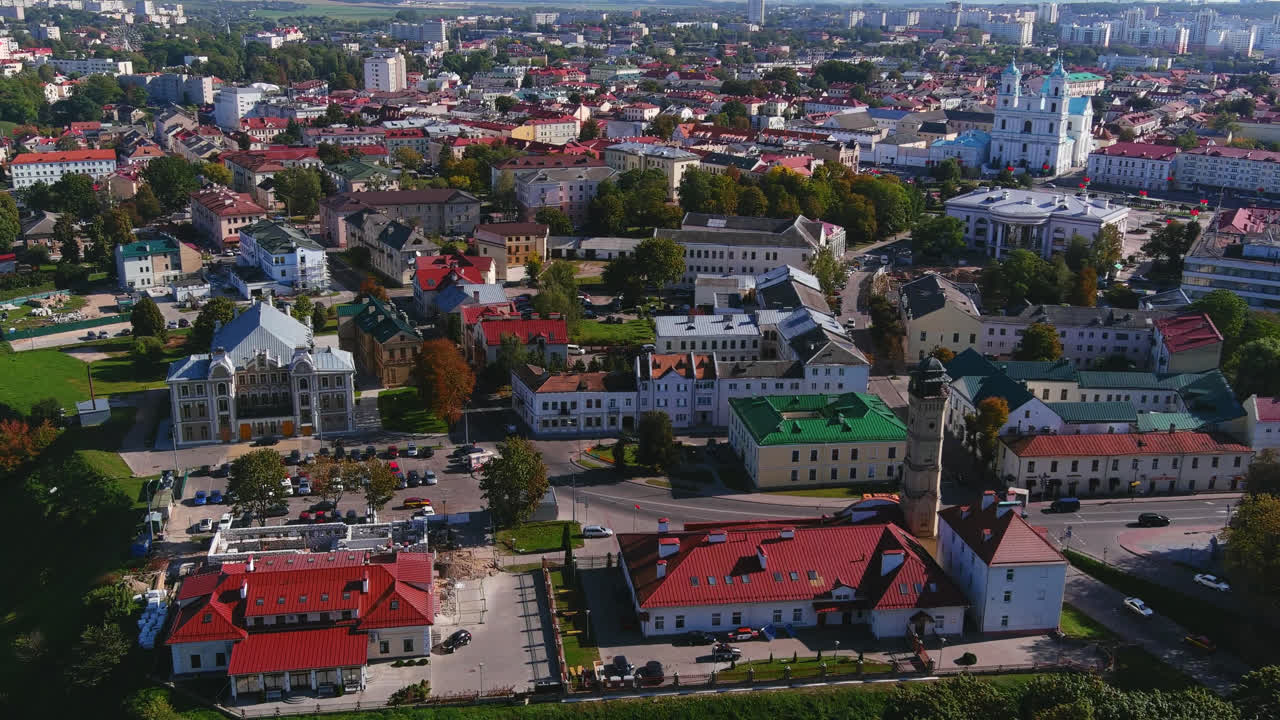 Ripresa aerea con drone sulla città vecchia di Grodno, con edifici storici, strade strette e un'area residenziale urbana in Bielorussia.