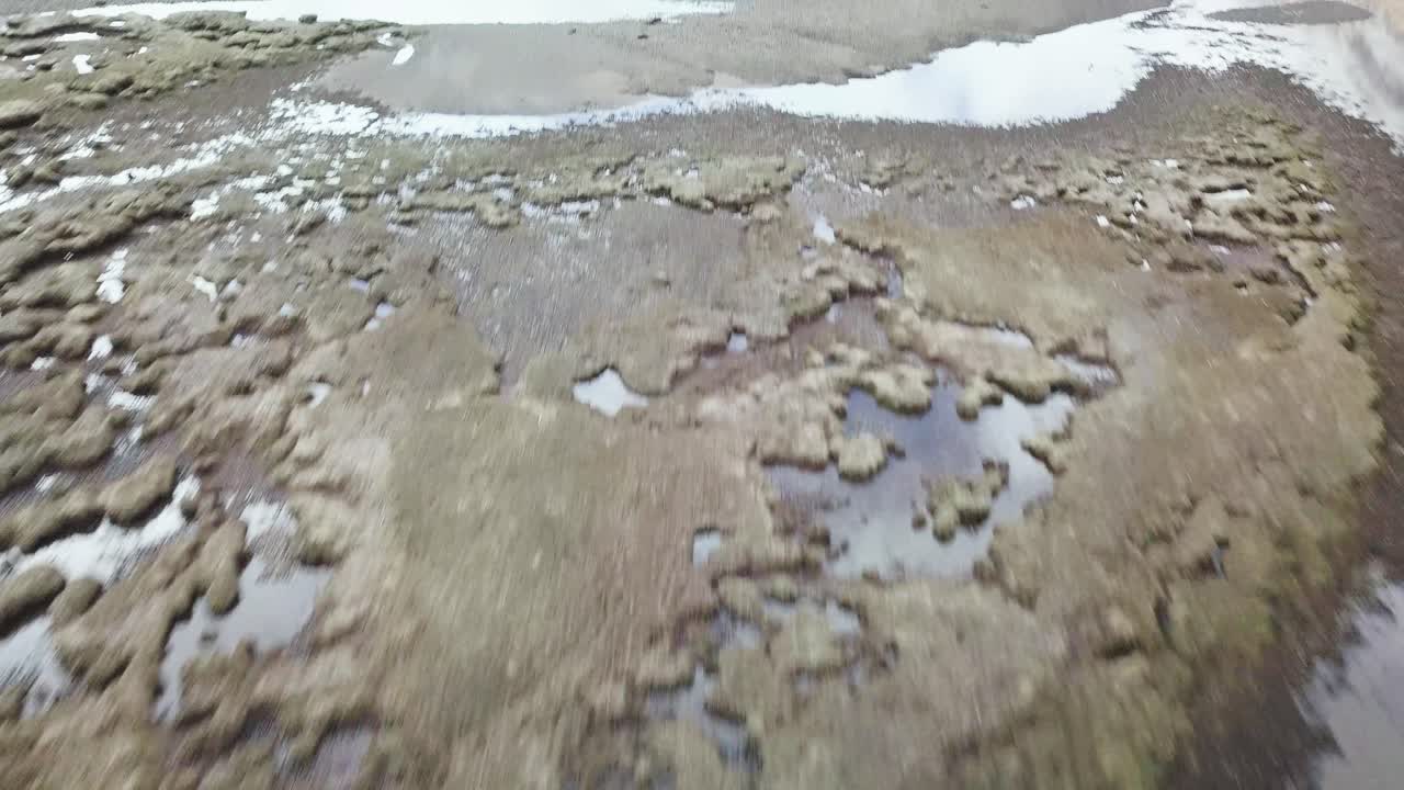 tomada aérea que muestra el lago glen etive rodeado por las tierras altas escocesas durante un día nublado