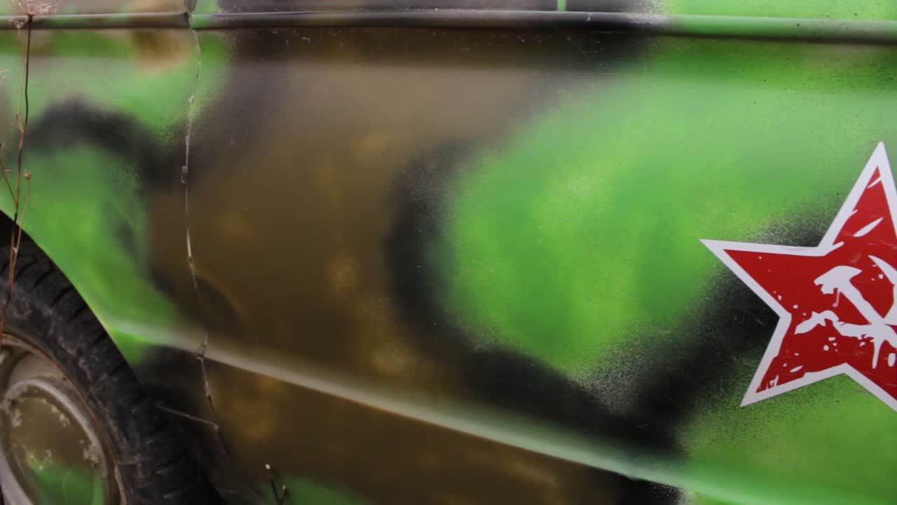 военная машина с советской символикой и камуфляжем