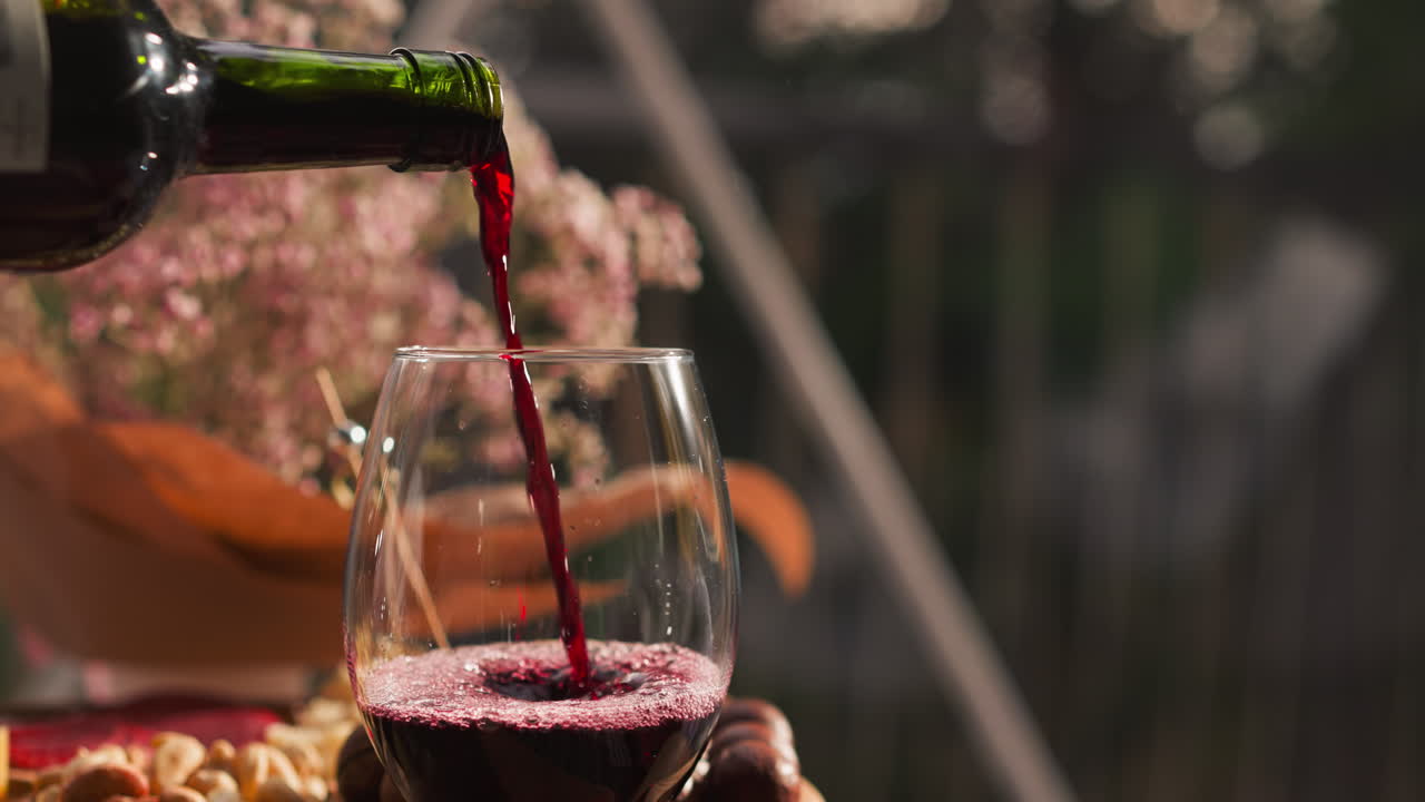 빨간 포도주를  ⁇ 고