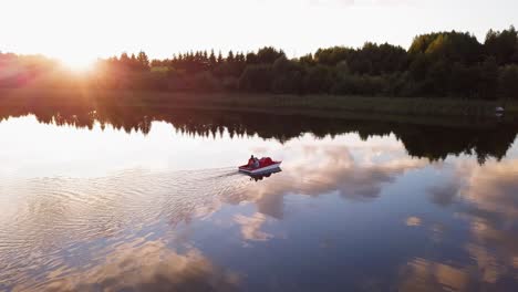 Familie-Auf-Einem-Tretboot-Auf-Einem-See,-Der-Den-Sonnenuntergang-Genießt