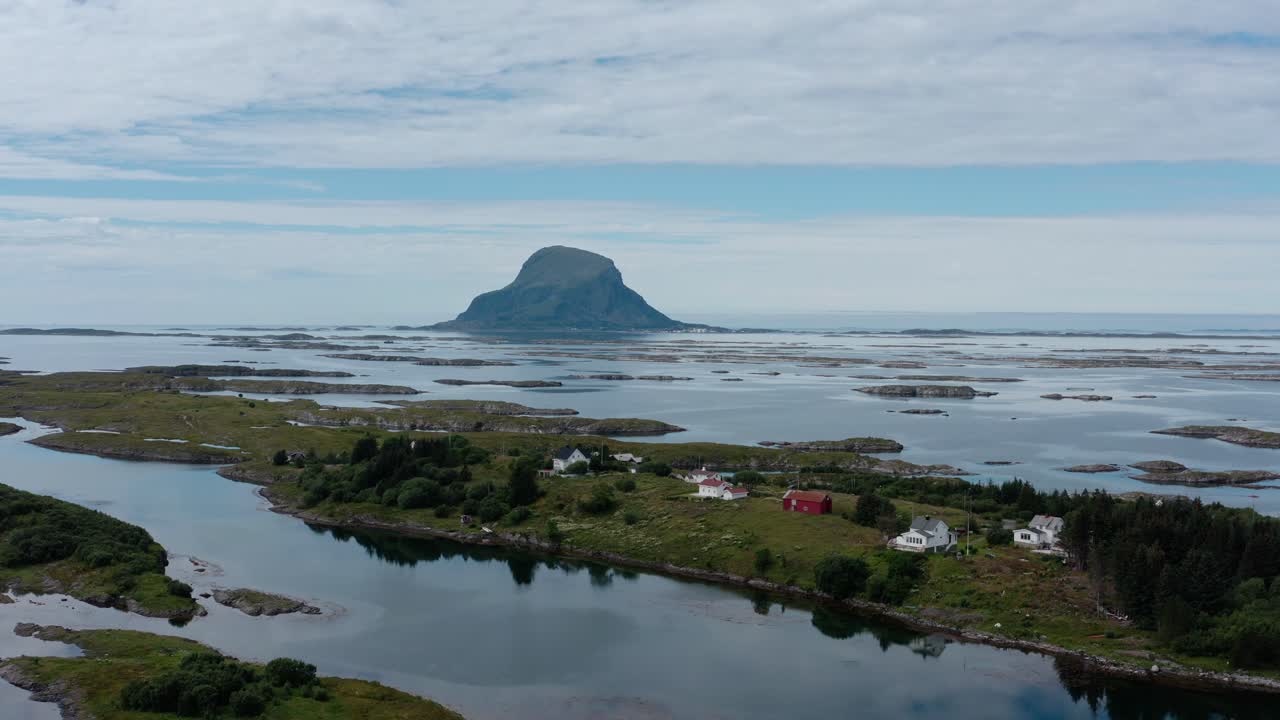 vista aérea de lovund, una isla y pueblo en el municipio de lurøy en el condado de nordland, noruega - disparo de drones