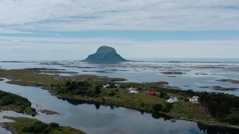 Vista-Aérea-De-Lovund,-Una-Isla-Y-Pueblo-En-El-Municipio-De-Lurøy-En-El-Condado-De-Nordland,-Noruega---Disparo-De-Drones