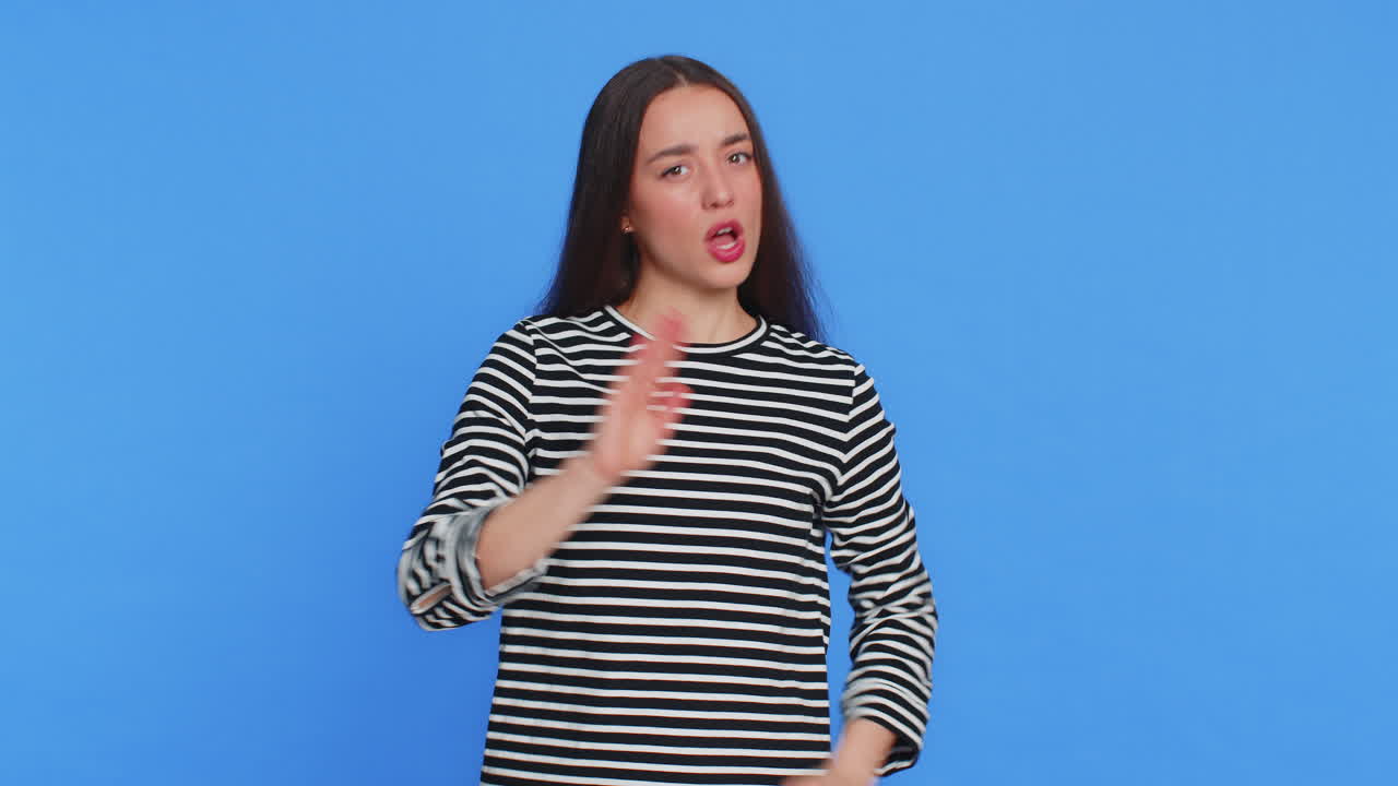 여성은 손바닥을 접고 손을 고 멈추는 제스처를 마무리하는 것을 경고합니다.