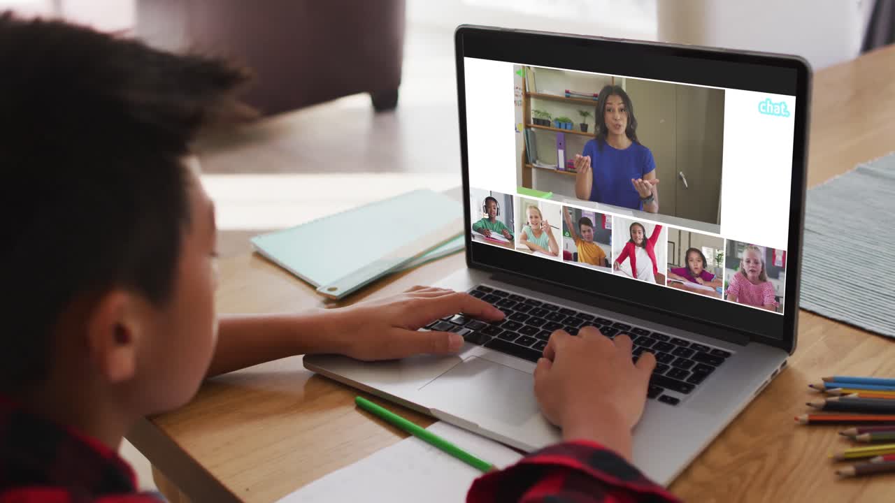 escolar que usa una computadora portátil para una lección en línea en casa, con un maestro y una clase diversos en la pantalla