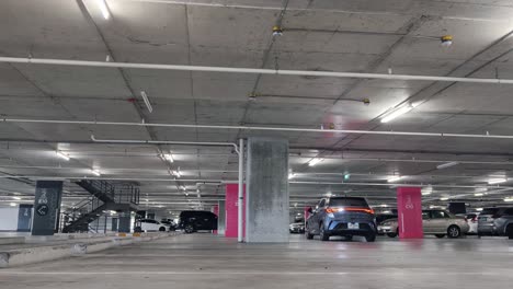 garaje de aparcamiento subterráneo con coche eléctrico