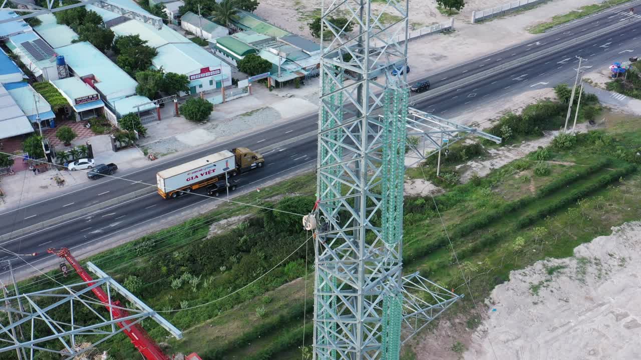 imágenes aéreas de drones de torres eléctricas de alta tensión con aislantes de vidrio prefabricados para distribuir electricidad en un parque industrial - concepto de desarrollo y urbanización