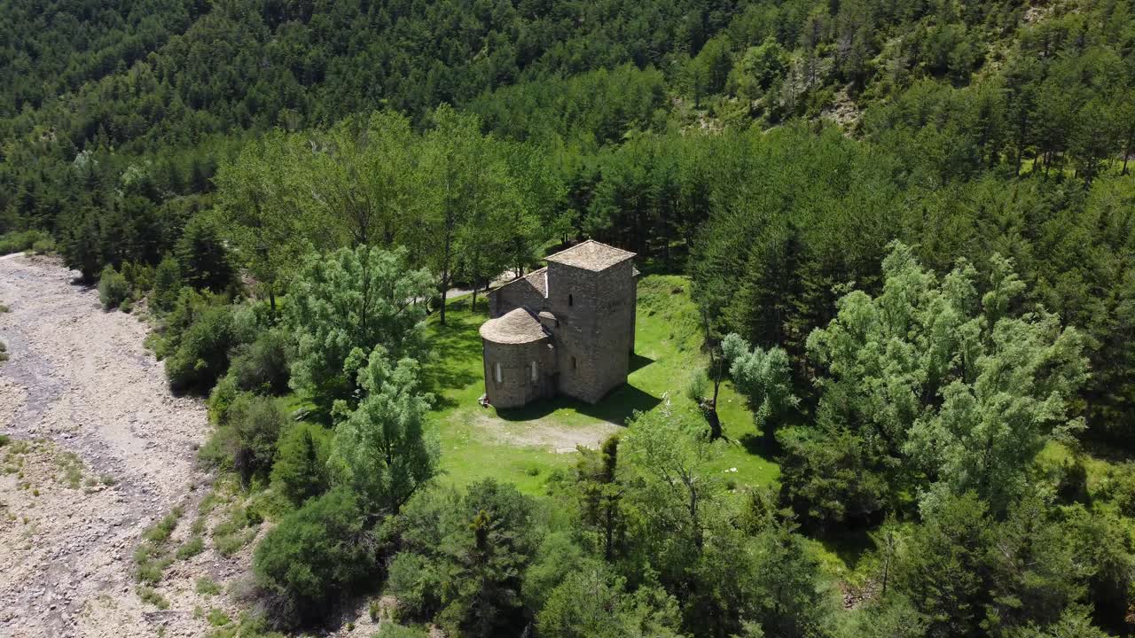vista circular de drones de una iglesia de montaña