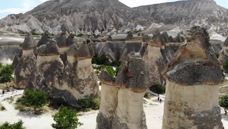 mavic air se eleva desde el suelo y revela las famosas chimeneas de hadas en el parque nacional de goreme kapadokya