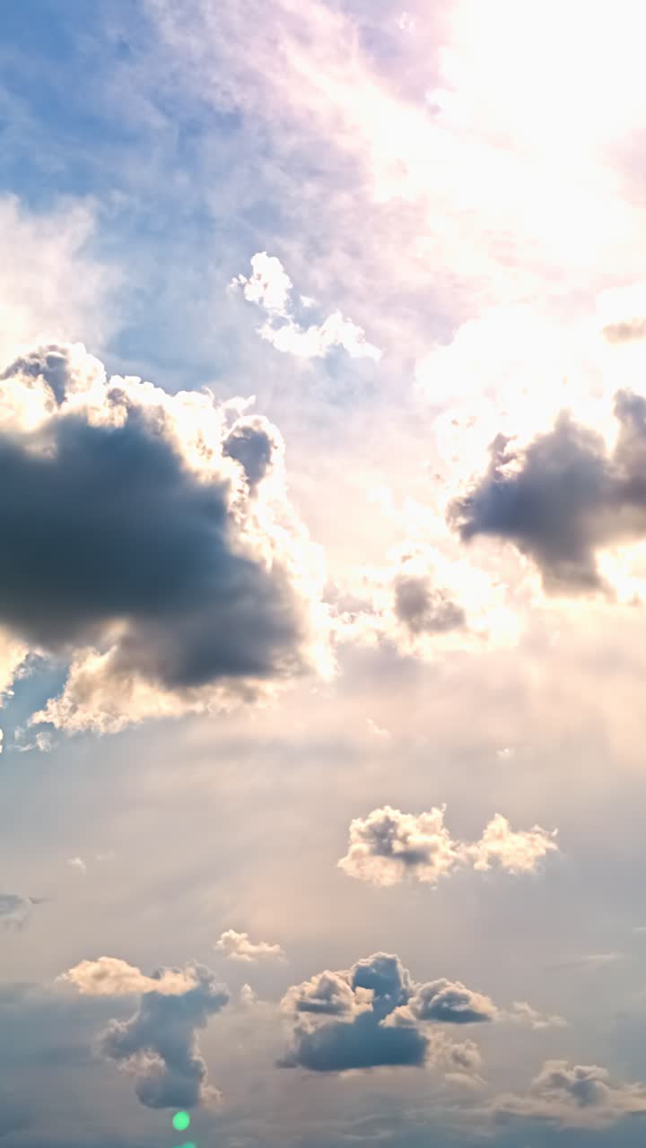 Timelapse di nuvole che si muovono in un cielo luminoso e soleggiato, atmosfera pacifica