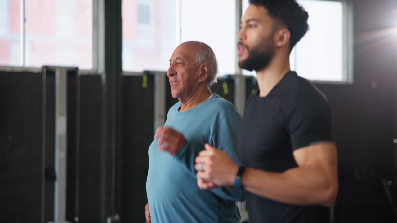 hombre anciano haciendo ejercicio con un entrenador personal en el gimnasio
