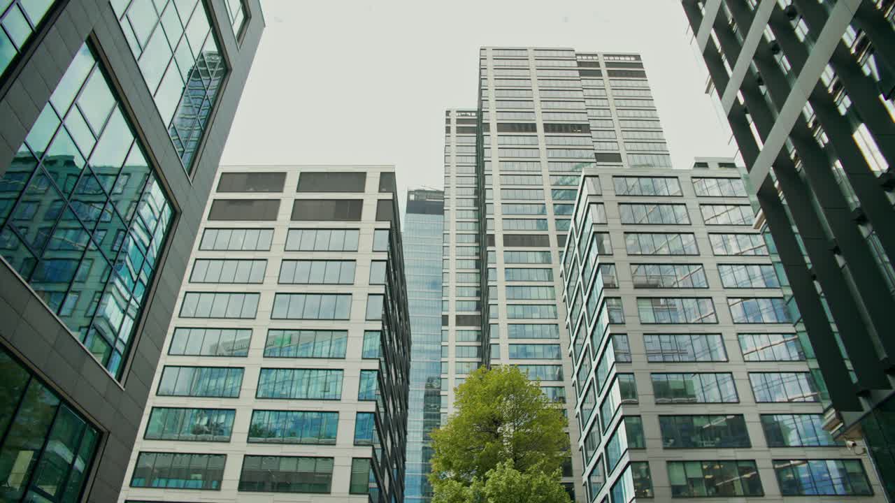 Grattacieli moderni in un ambiente urbano