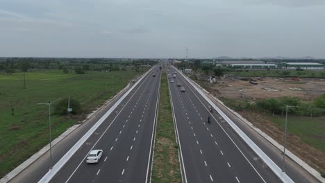 Erhöhte-Aufnahmen-Der-Autobahn-Bei-Bewölktem-Wetter