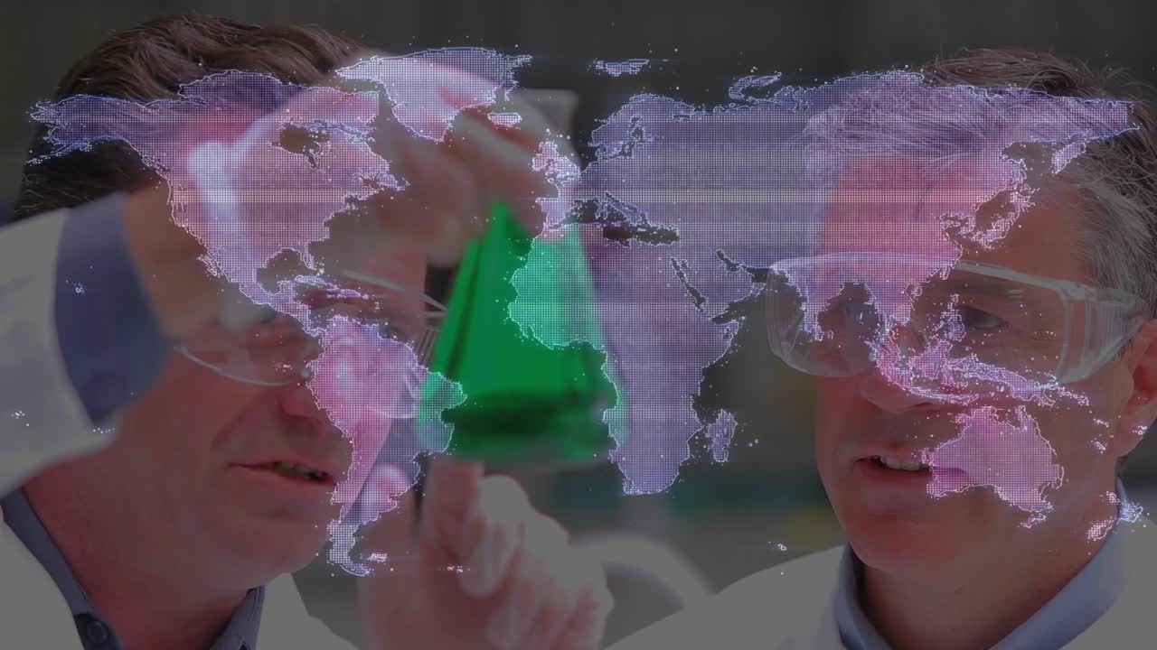 Due ingegneri di laboratorio che tengono in mano un campione a forma di piramide verde, ruotandolo ed esaminandolo mentre una mappa olografica si sposta
