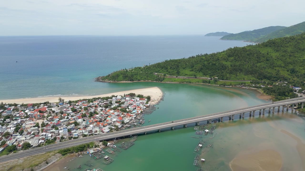 Đường đèo Hải Vân vắt qua biển tại làng An Cư, miền Trung Việt Nam, quay bằng drone bay lượn sang trái 4K 60FPS.