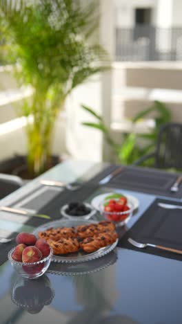 desayuno al aire libre en un patio