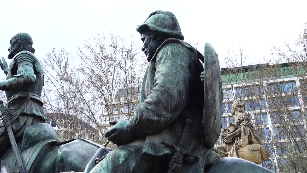 Monumen Miguel de Cervantes di Madrid, Spanyol. Terletak di dekat istana kerajaan, di Alun-alun Spanyol.