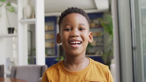 Video-Eines-Glücklichen-Afroamerikanischen-Jungen,-Der-In-Die-Kamera-Blickt