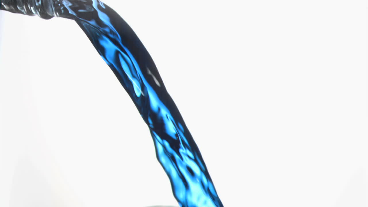 유리 병목의 슈퍼 느린 움직임으로 흐르는 가까운, 파란색 물