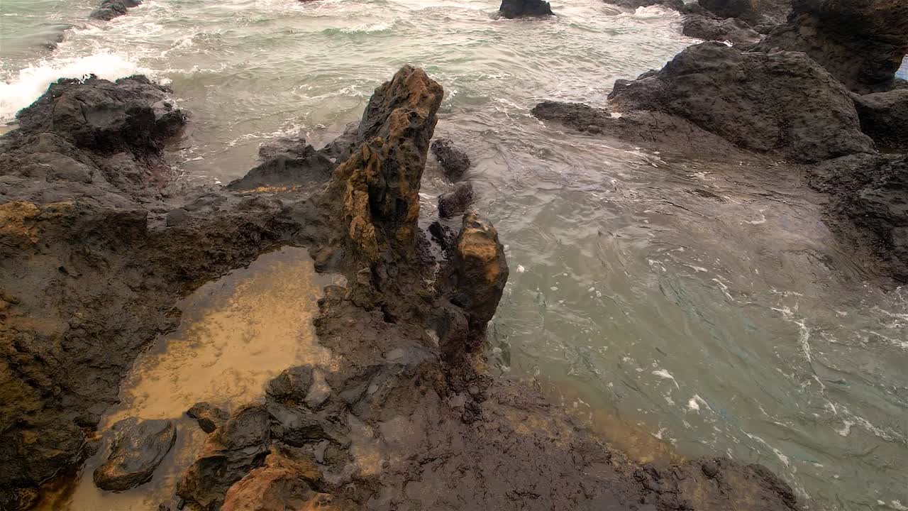Ondata sulla costa delle Hawaii al rallentatore 7