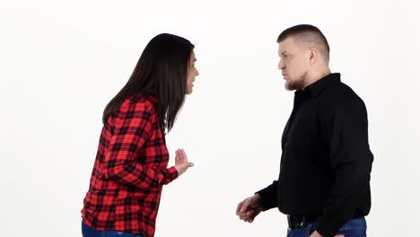 pareja discutiendo
