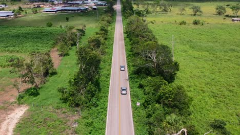 Luftpanoramalandschaft-Von-üppigen-Grünen-Feldern-In-Der-Landschaft-Von-Mexiko-Mit-Autos,-Die-Auf-Leerer-Straße-Fahren