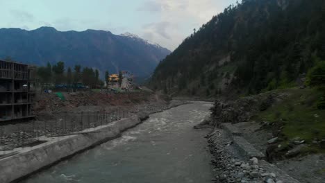 Antena-Sobre-El-Río-Swat-Con-Noria-En-El-Fondo-En-Kalam,-Pakistán