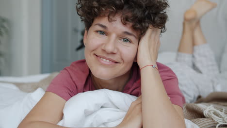 mujer relajándose en la cama