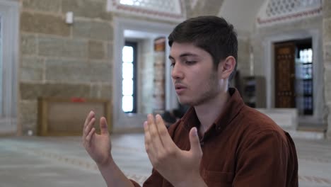 hombre orando en la mezquita