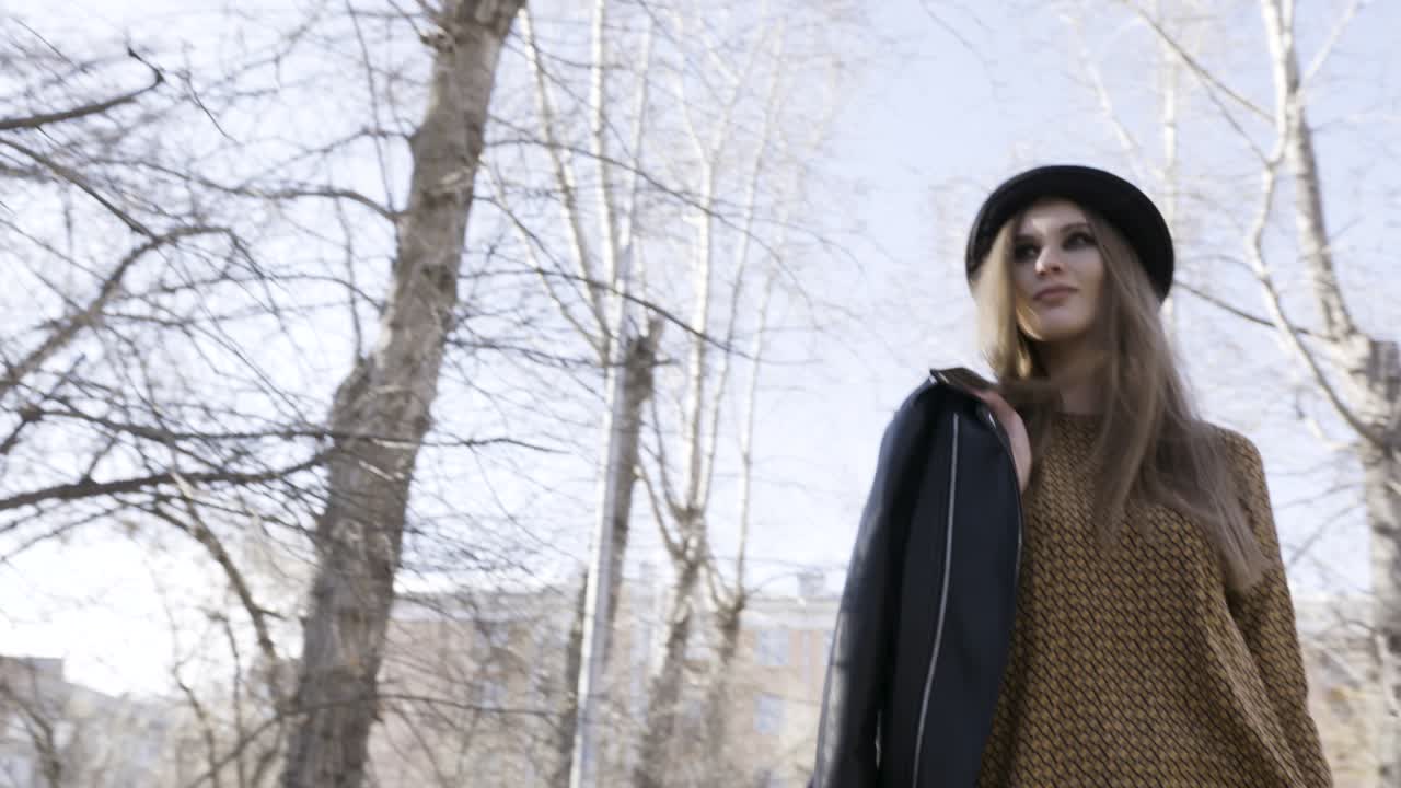 mujer elegante en un parque