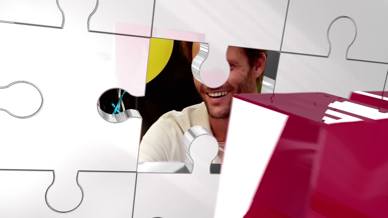 animación de rompecabezas y llave sobre familia feliz en la fiesta de cumpleaños