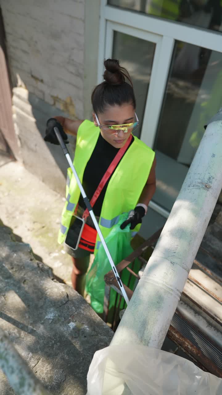 mujer limpiando el exterior de un edificio
