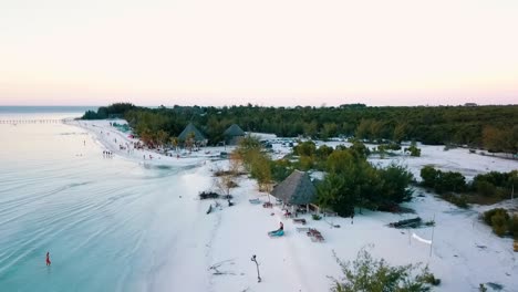mosca suave y mantecosa hacia adelante se eleva lentamente toma de drone de una película de paraíso de playa de arena blanca filmada en zanzíbar en áfrica tanzania en 2019