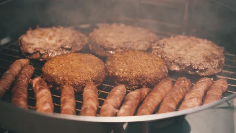 Nahaufnahme-Gegrillte-Würste-Burger-Und-Vegane-Burger-Im-Freien