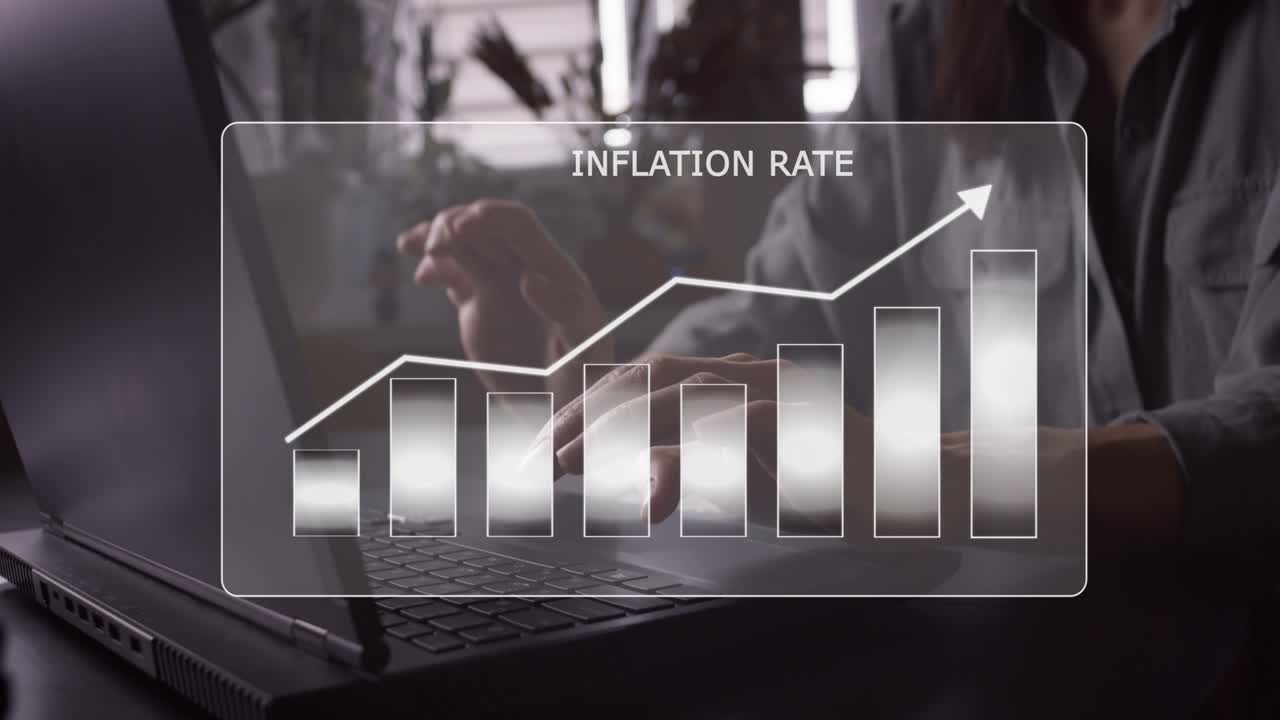 mujer de negocios con holograma gráfico de crecimiento de la tasa de inflación