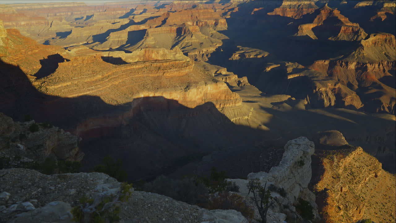 tiro de seguimiento inclinado hacia arriba del gran cañón al amanecer